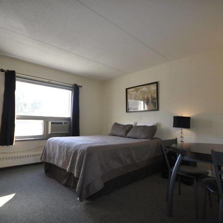 Beaverlodge Motor Inn エクステリア 写真