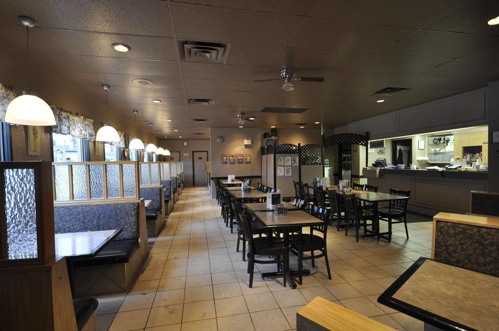 Beaverlodge Motor Inn エクステリア 写真