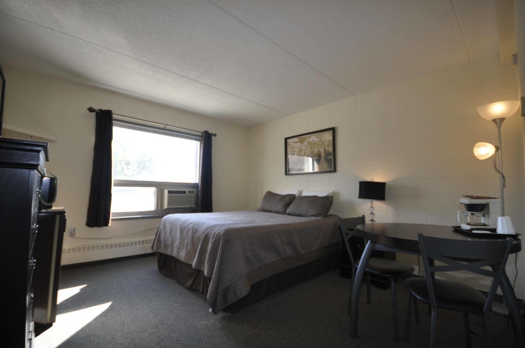 Beaverlodge Motor Inn エクステリア 写真