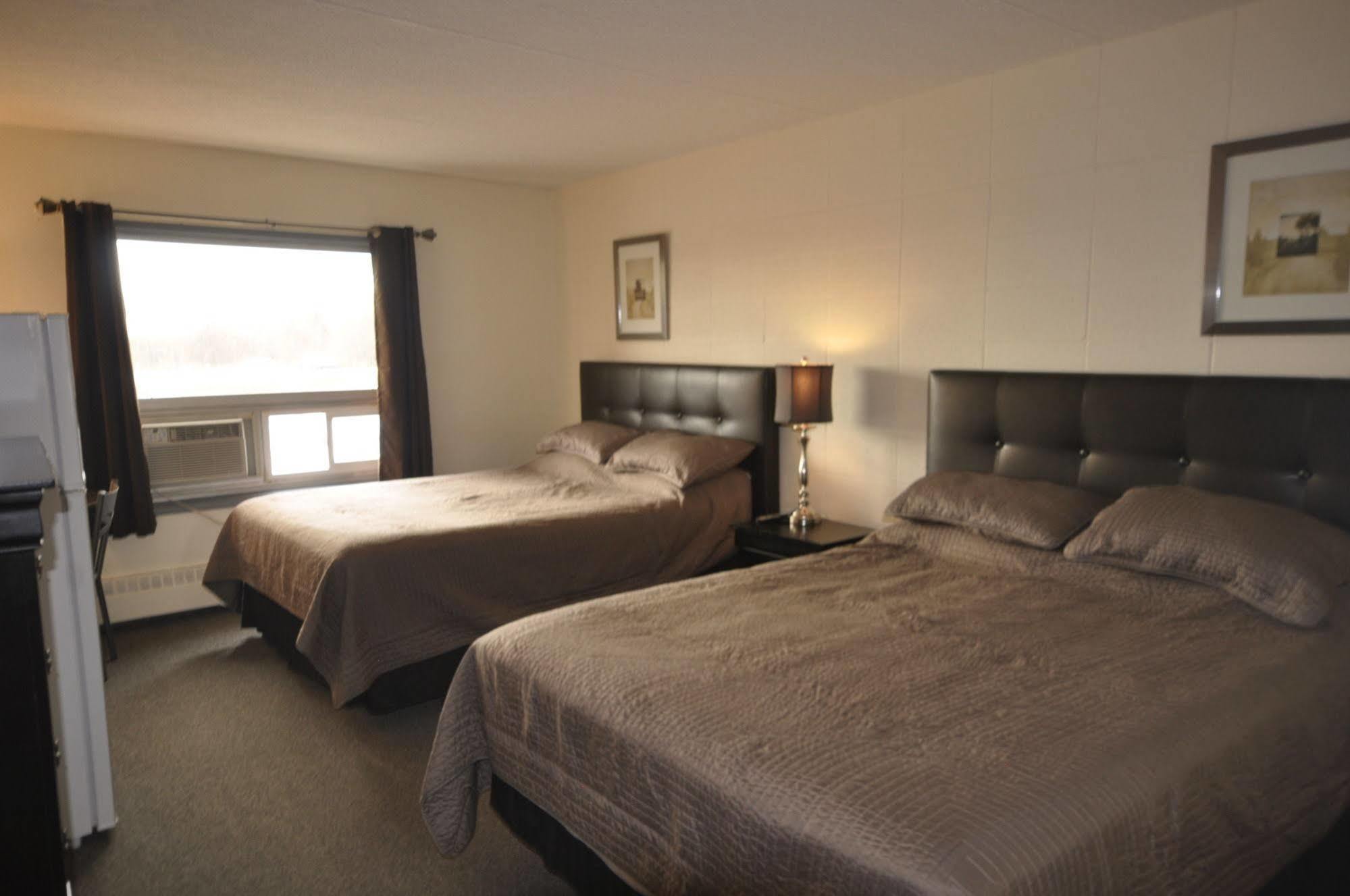 Beaverlodge Motor Inn エクステリア 写真
