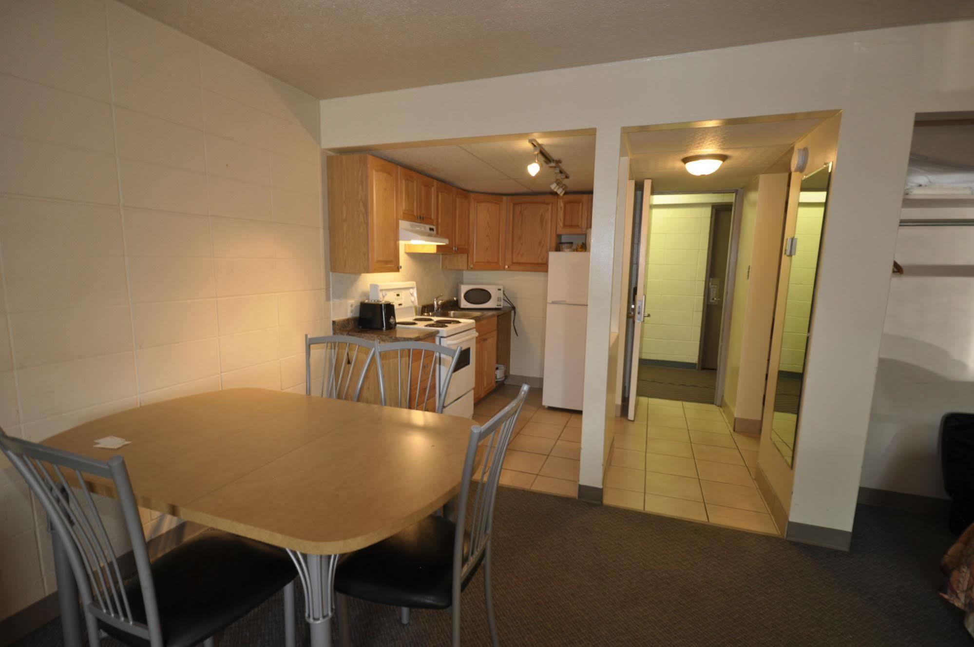 Beaverlodge Motor Inn エクステリア 写真