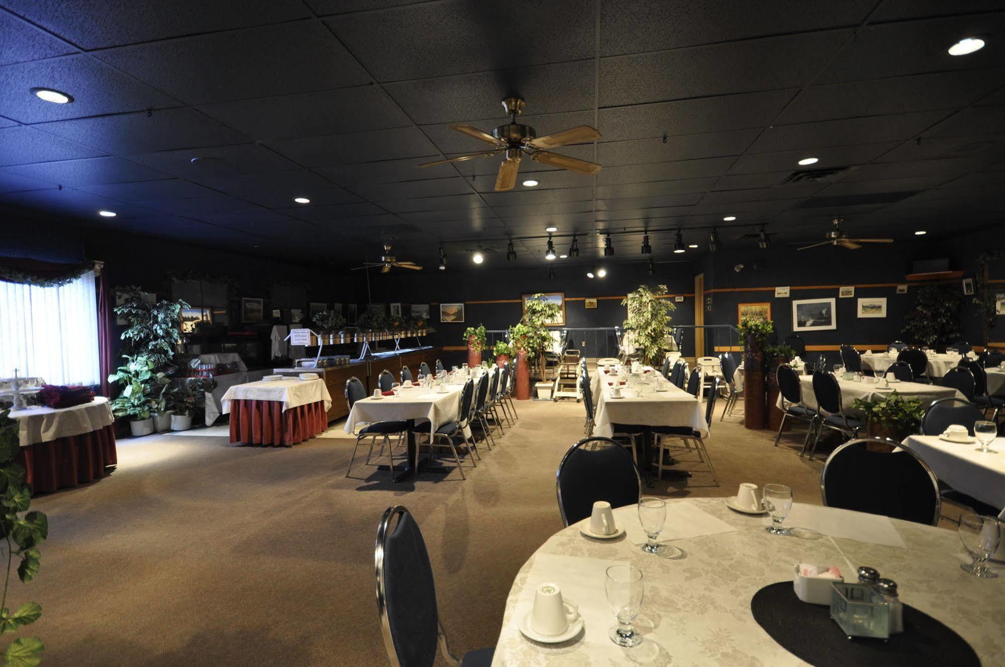 Beaverlodge Motor Inn エクステリア 写真